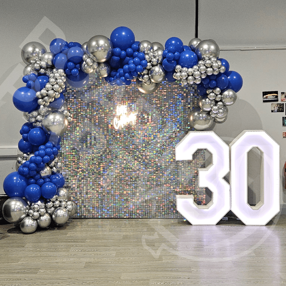 Shimmer Wall with Deluxe Garland and light up numbers